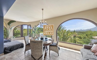 Ruime villa te koop met een prachtig uitzicht en een mooie tuin in Altea Costa Blanca